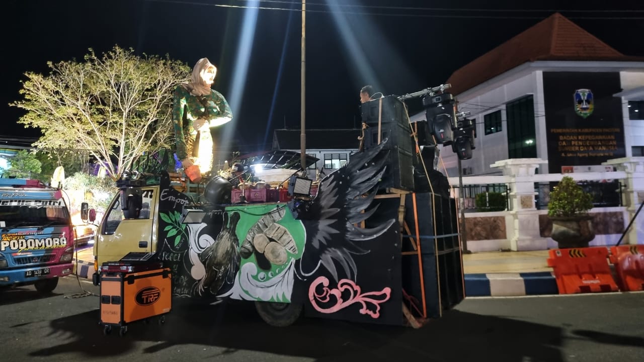 Salah Satu Iringan Festival Ronthek Kendaraan hias yang terdapat alat musik untuk digunakan dalam Festival Ronthek