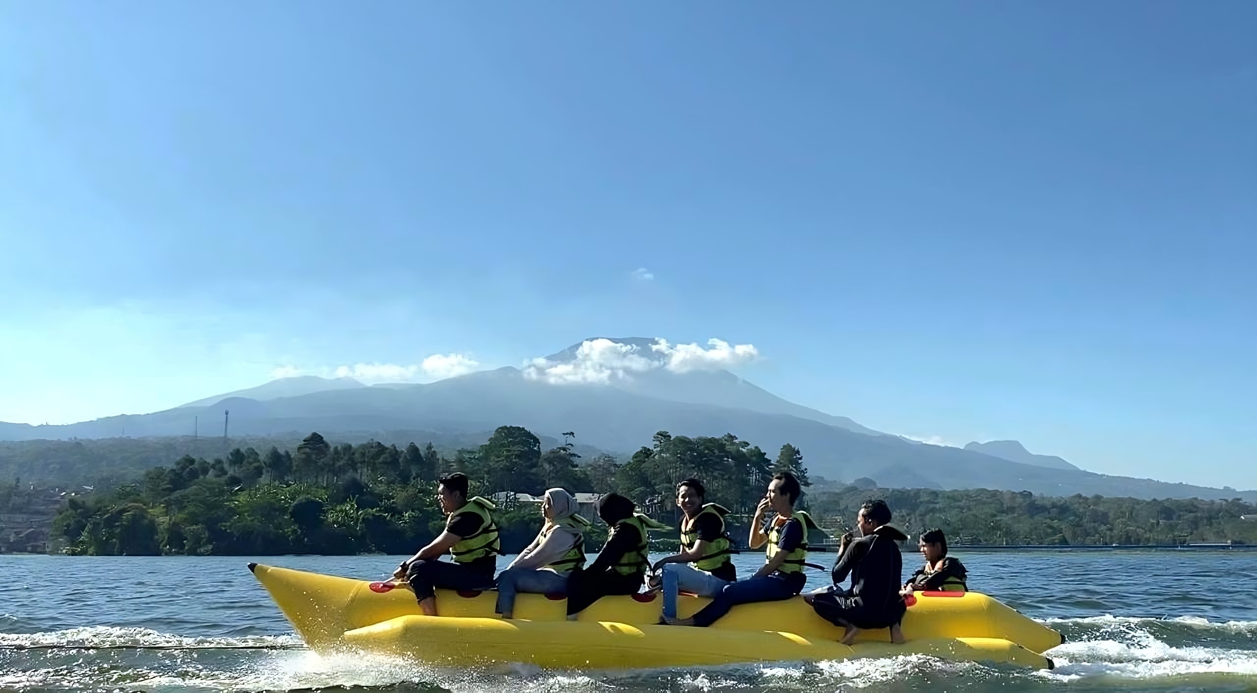Tim KKN PPM UGM menjadi talent video promosi pariwisata Waduk Darma