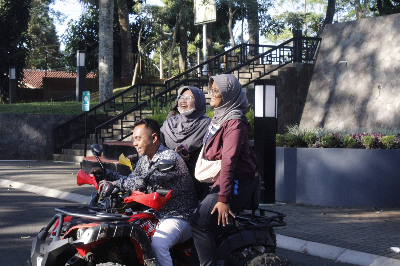 Tim KKN PPM UGM menjadi talent video promosi pariwisata Waduk Darma
