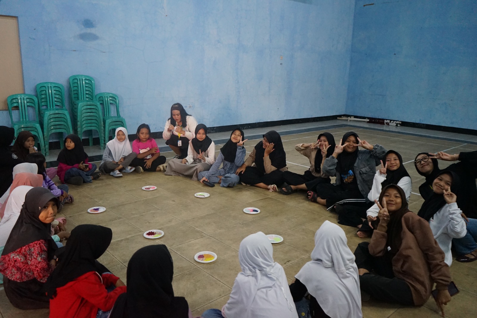 Kegiatan Meronce bersama anak-anak | Sumber foto: Dokumentasi Pribadi
