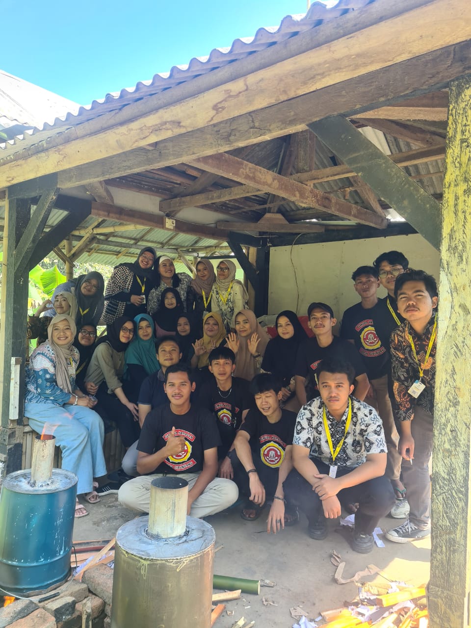 Sosialisasi dan Pembuatan Arang Briket dari Kayu | Sumber foto: Dokumentasi Pribadi