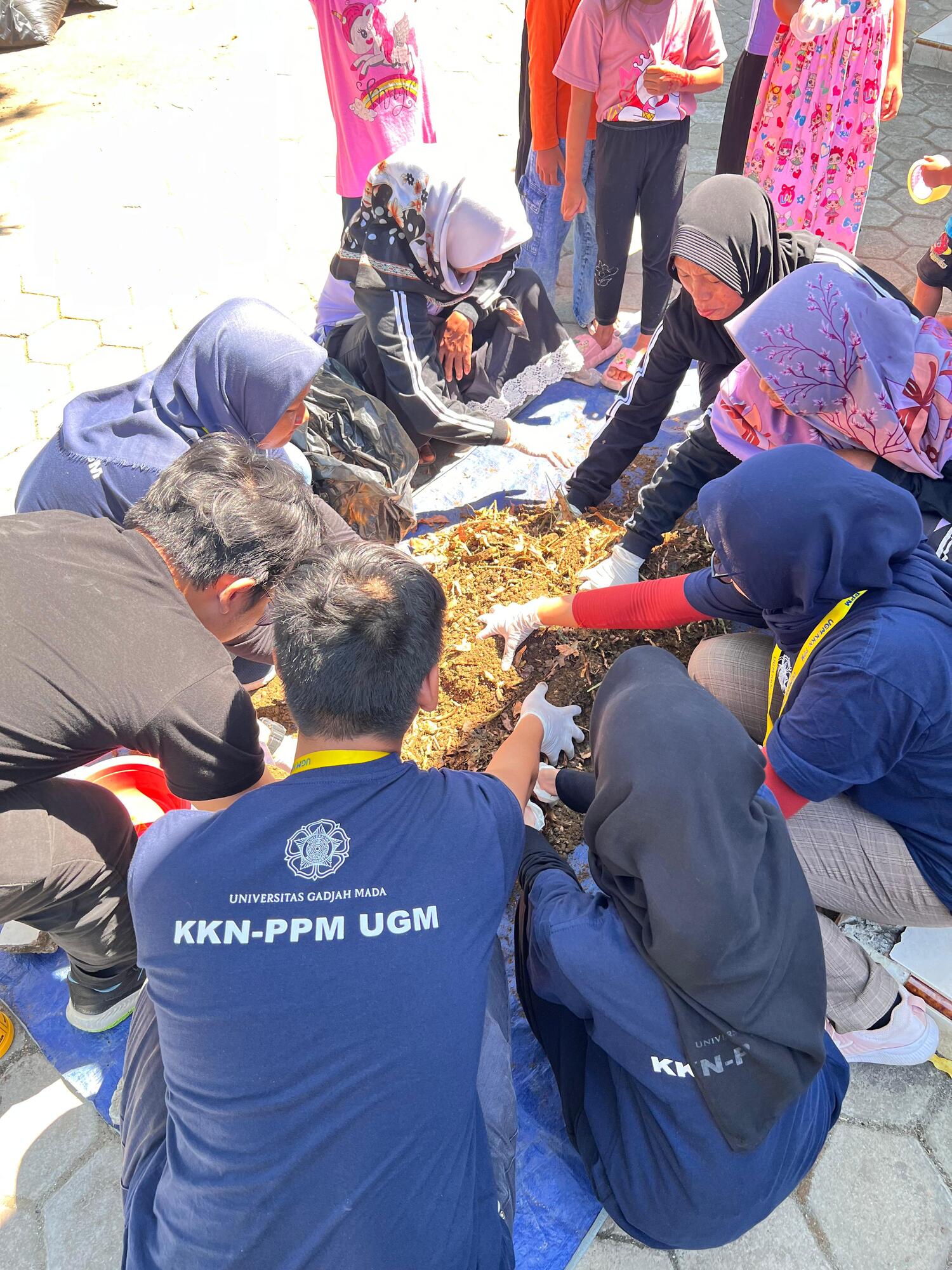 Gambar 3. Proses Pembuatan Pupuk dari Kotoran Hewan (Fotografer: Josephine Natasha)