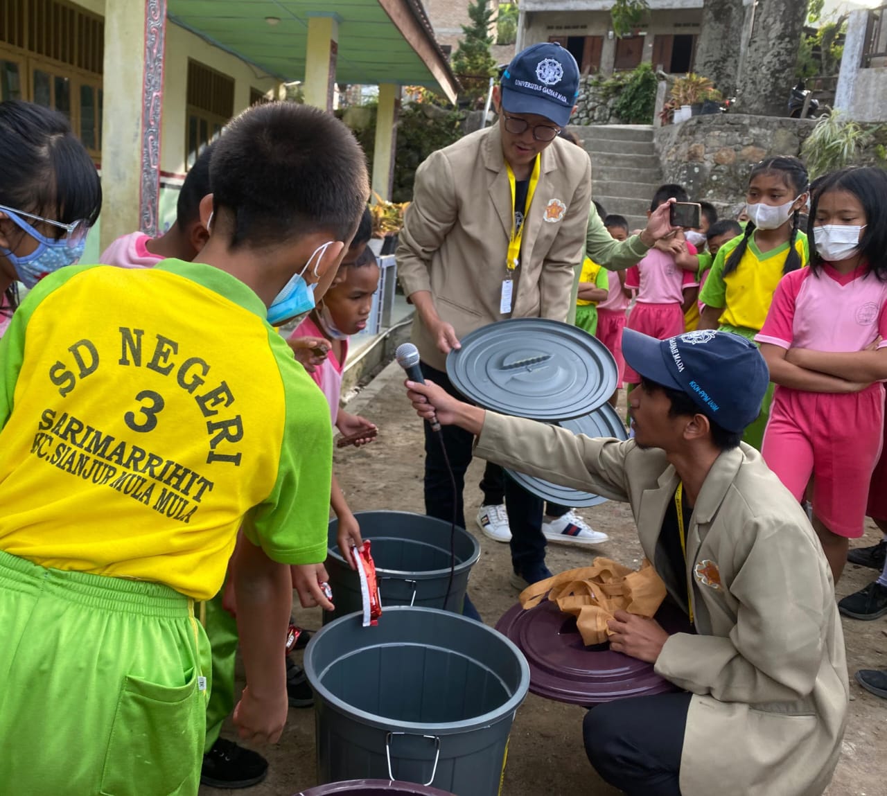 Sosialisasi Pemilahan Sampah di SDN 3 Sarimarrihit KKN-PPM UGM Sianjur Mula-Mula 2024
