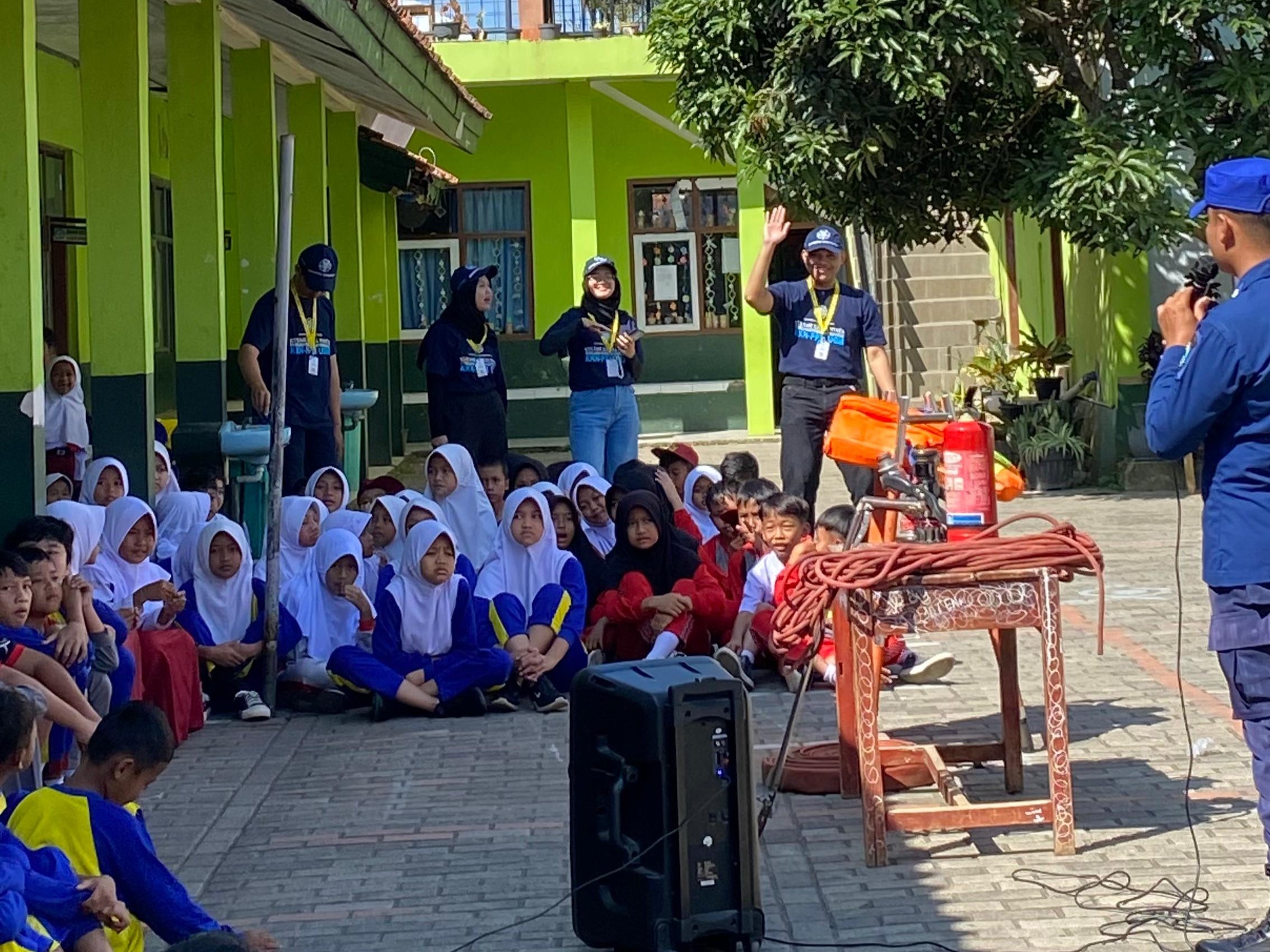 Berkolaborasi dengan Petugas Damkar Mahasiswa KKN UGM berikan Edukasi Mitigasi Kebakaran Petugas Damkar menjelaskan peralatan pemadaman api