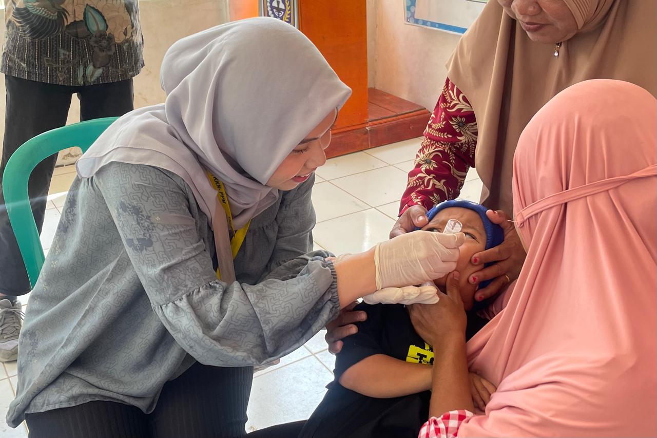 Pemberian vaksin polio oleh mahasiswa KKN-PPM UGM 2024 I Sumber: Dokumentasi Pribadi