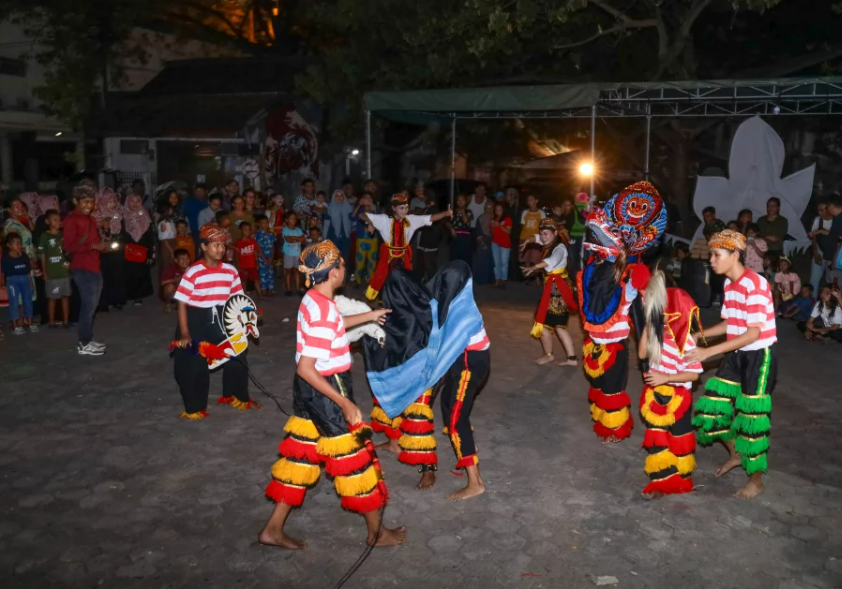Penampilan pada Pameran Pre-Event ICAS 13 Di Kampung Tambak Bayan © Unair