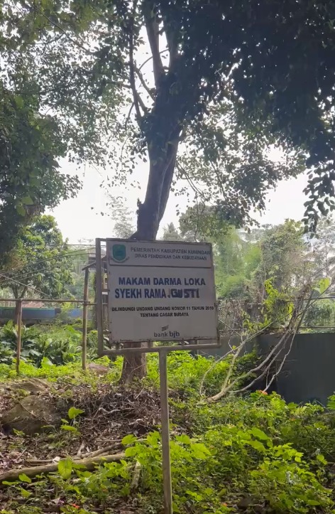Merupakan salah satu makam yang ada di Balong Keramat, Darmaloka
