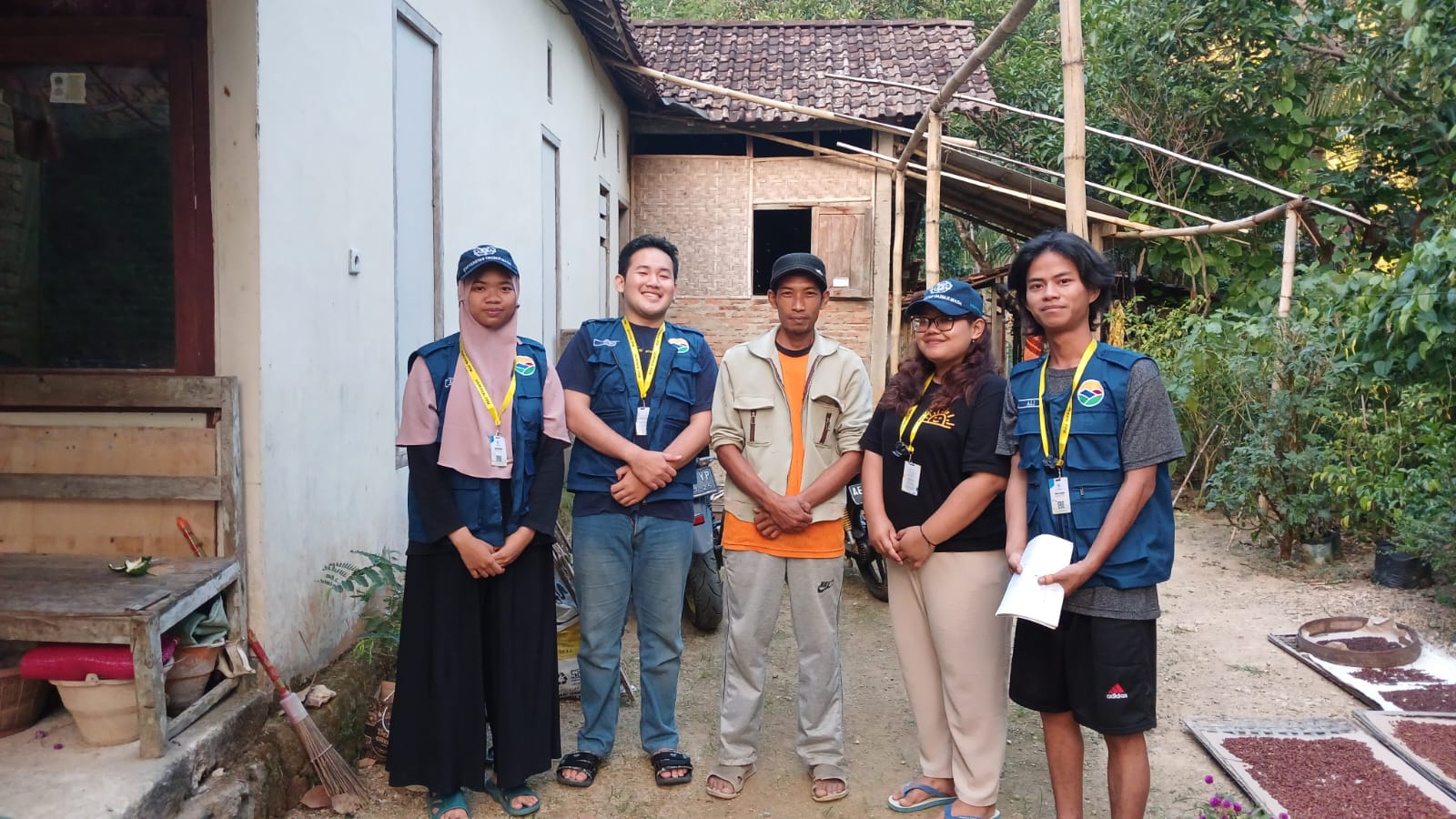 Tim KKN UGM Temon bersama Pak Suryanto, Ketua Kelompok Tani Akur 11, Dusun Gunung Agung.