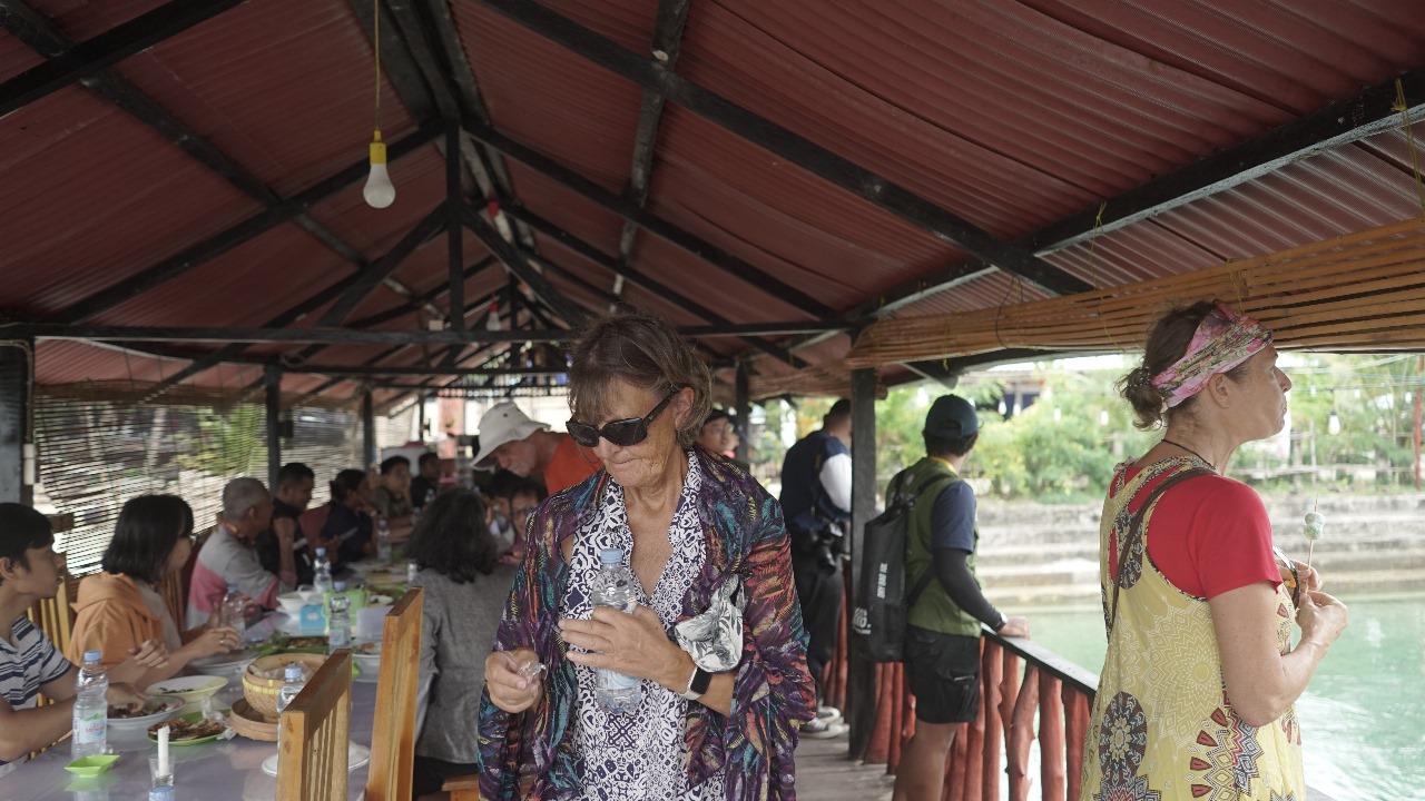 Pelaksanaan Makan Siang di Rumah Makan Juku