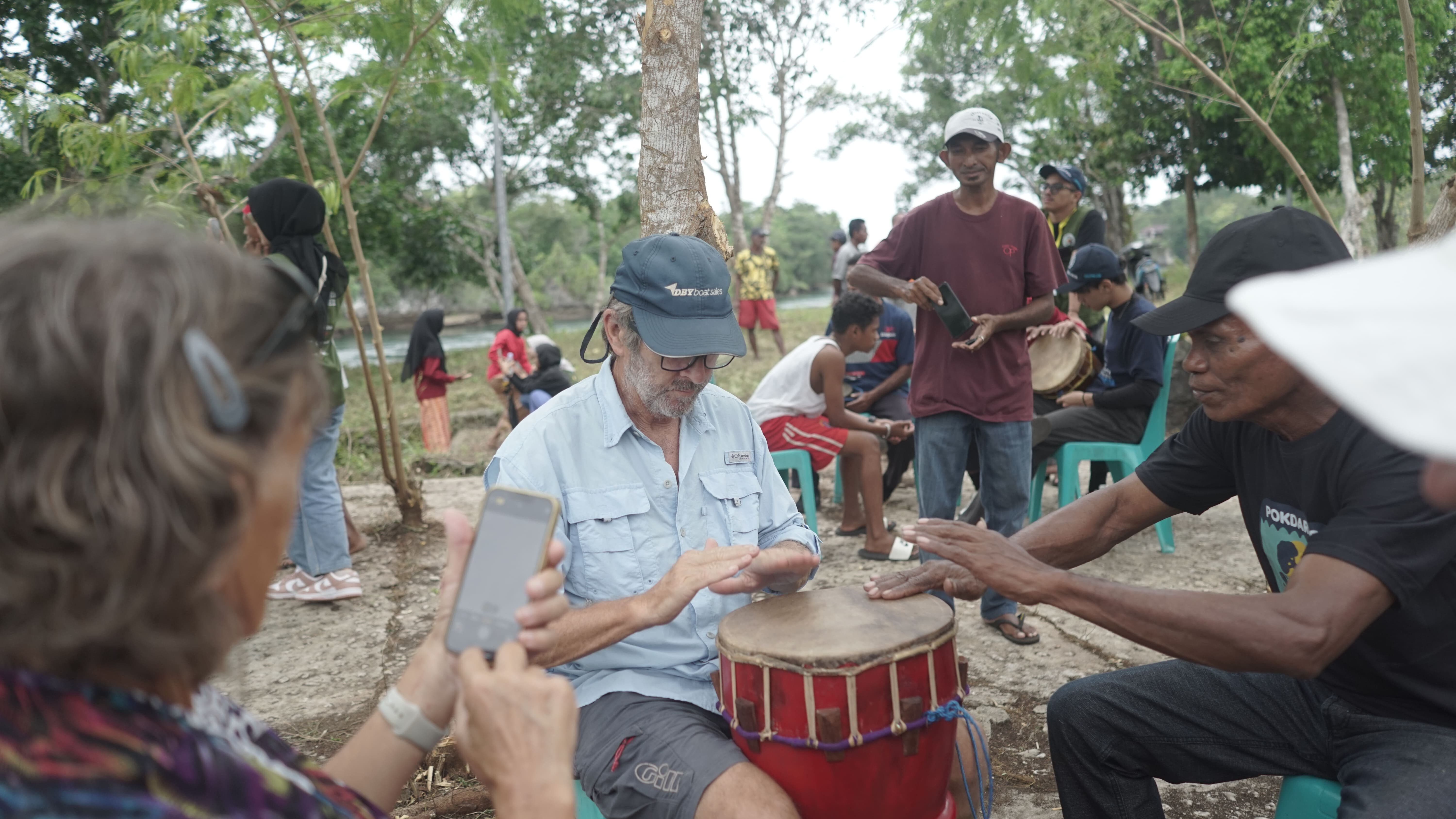 Pembelajaran Tifa dengan ahli pemain Tifa Ohoi Wain Baru