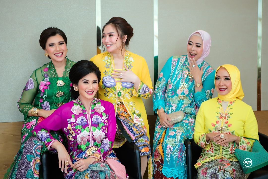 Kebaya Encim | Sumber: instagram.com/roemahkebaya.katalogue