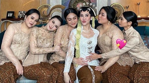 Kebaya Jawa | Sumber: instagram.com/aaliyah.massaid