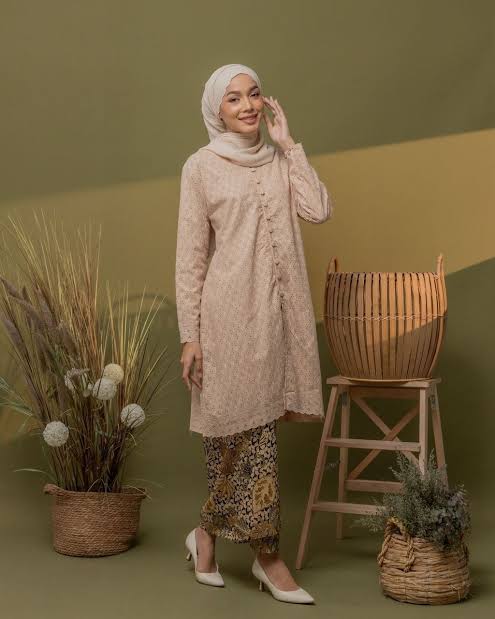 Kebaya Labuh | Sumber: haurawear.com