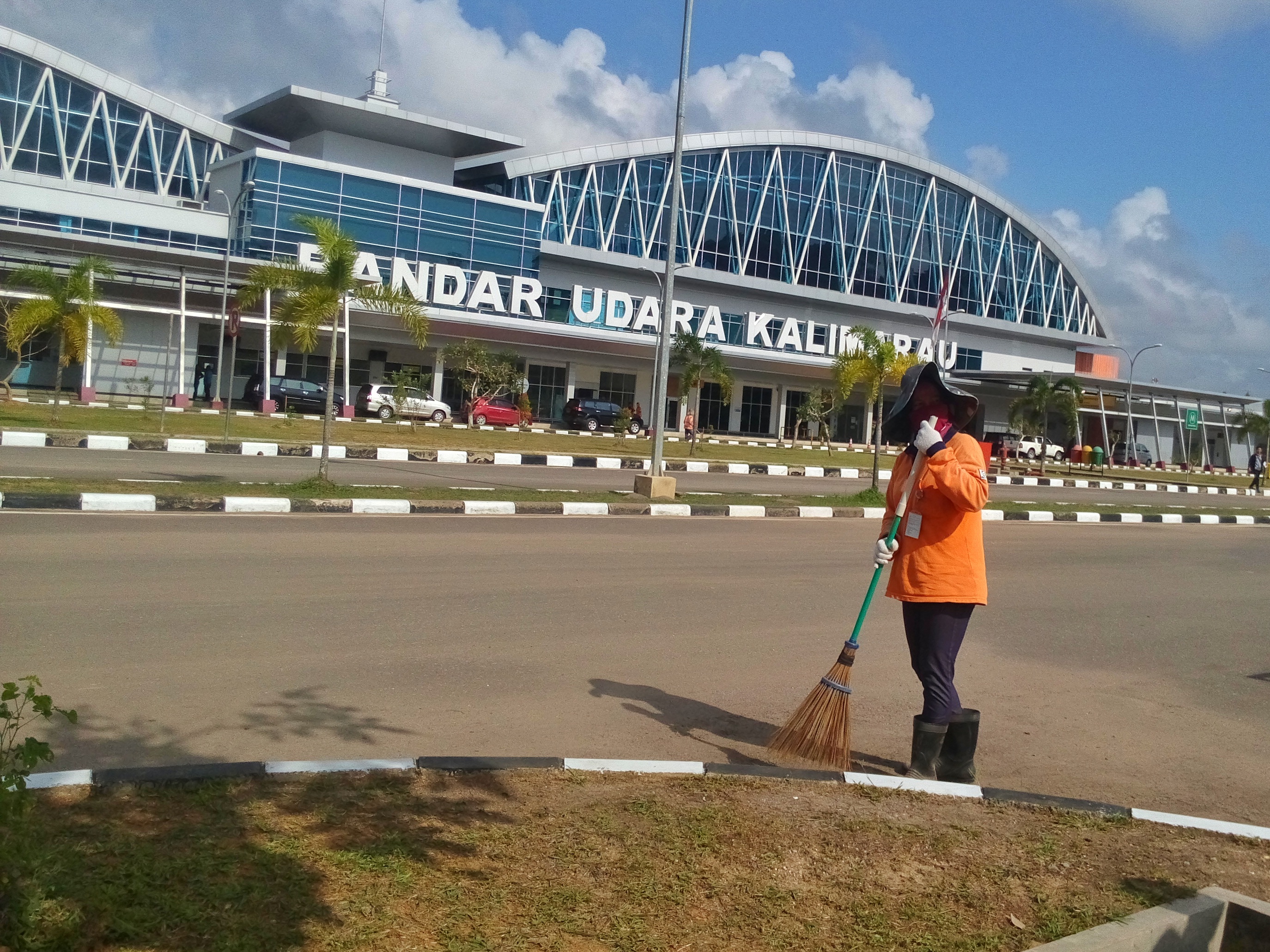 Selain desainnya yang modern, bandara ini juga sangat terjaga kebersihannya. Tidak kurang dari 60 tenaga kebersihan bertugas di bandara kelas 2 ini setiap hari, membuat seluruh area terjaga kebersihannya.