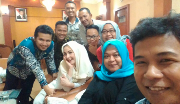 Bupati Emil, istri, dan tim GNFI