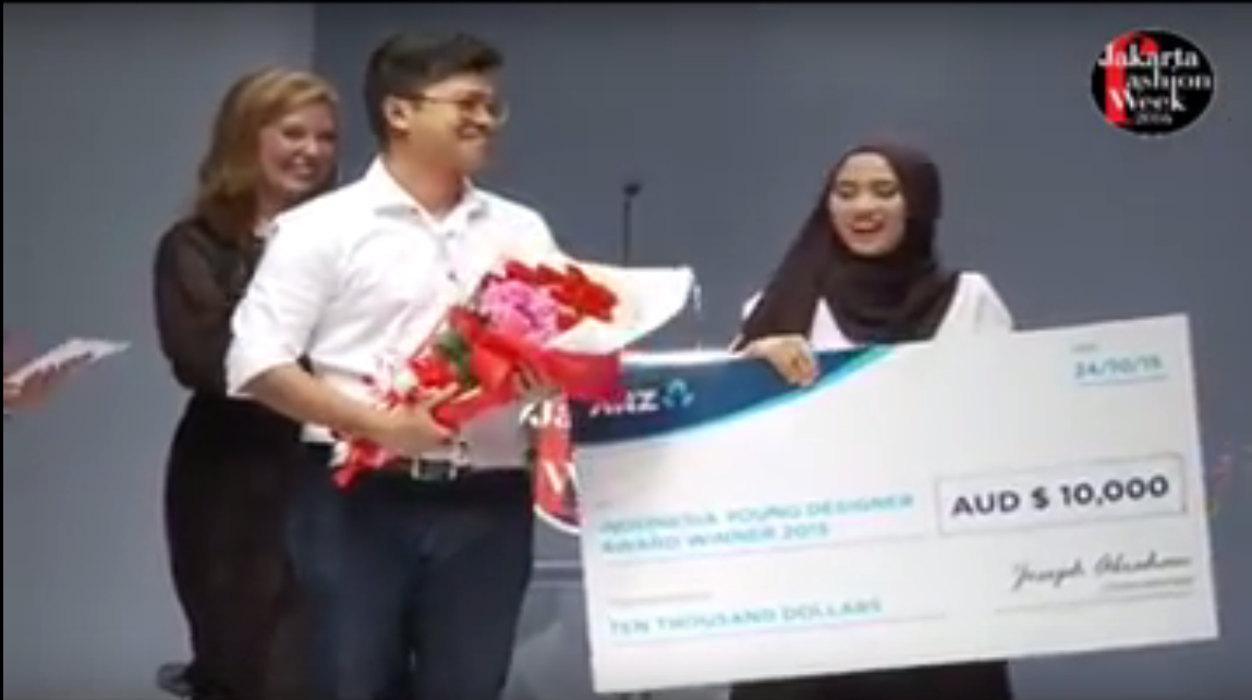 Restu Anggraini Ketika memenangkan The ANZ-Australia Indonesia Young Fashion Designer Award 2015 (Foto: Youtube.com)