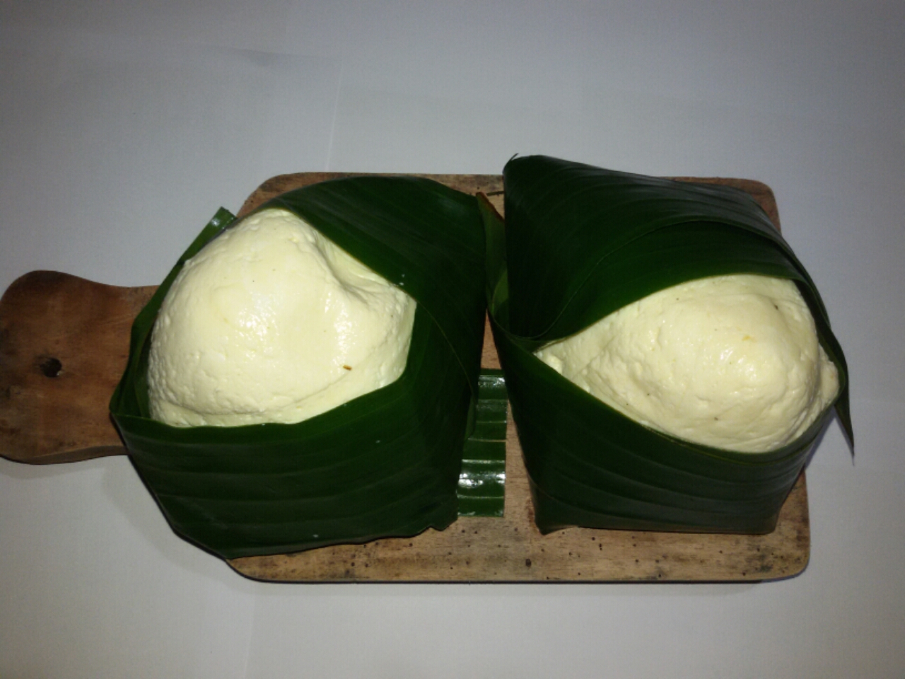 (Dangke dengan daun pisang/hellomakassar.com)