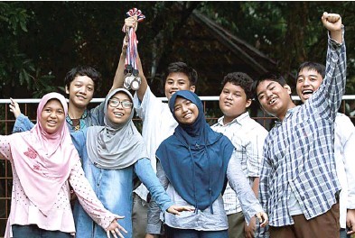 Delapan Siswa-Siswi Asal Surabaya Juara di Singapura