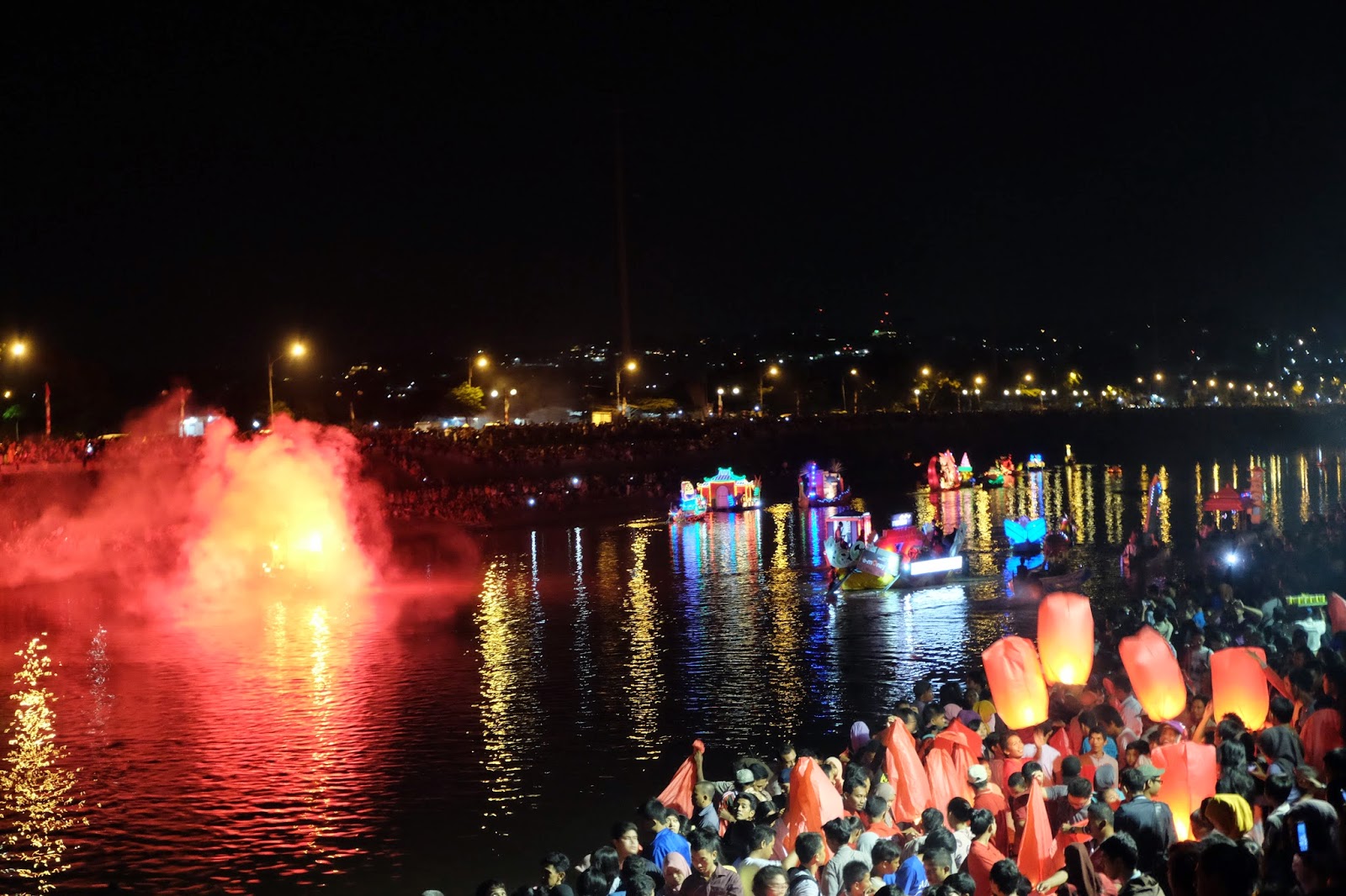 (Festival Lampion Kanal Barat via rflxi.blogspot.com)