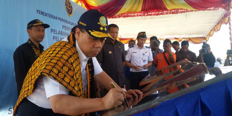 Sekjen Kementerian Perhubungan Sugiharto saat meresmikan 9 pelabuhan di Nusa Tenggara Timur (NTT) (Foto: Dok. Kemenhub)
