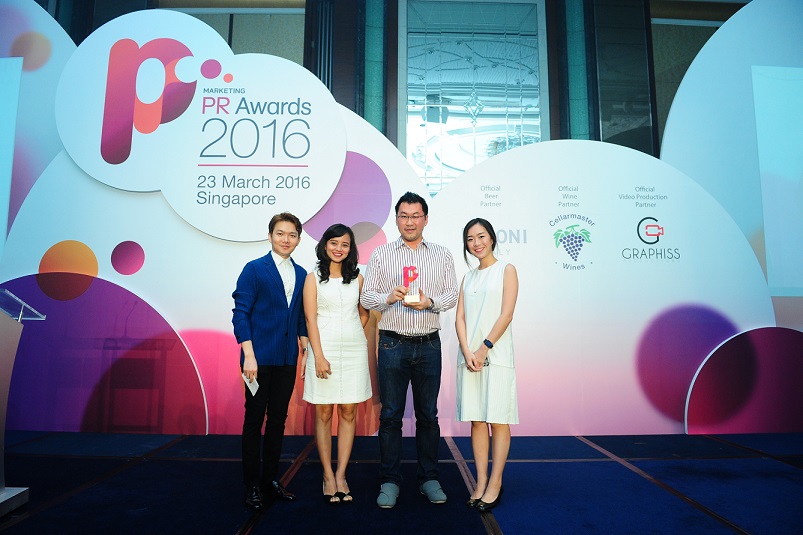 CMO Kaskus, Ronny W. Sugiadha saat menerima penghargaan (Foto: Marketing-Interactive.com)