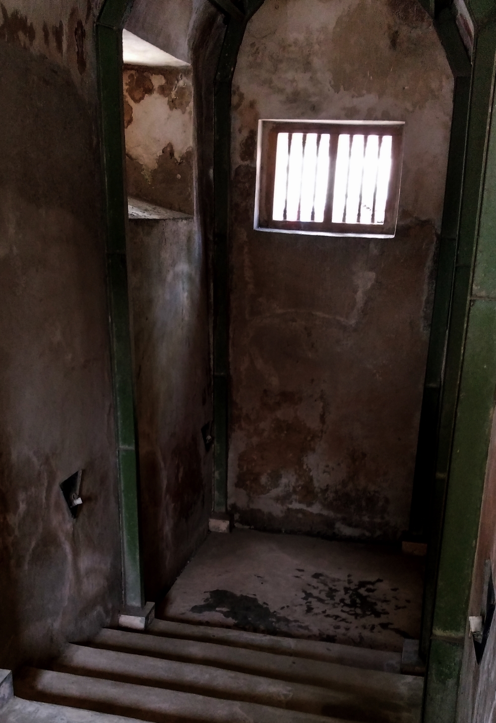 Tangga masuk ke Sumur Gumuling (Foto: Bagus DR/GNFI)