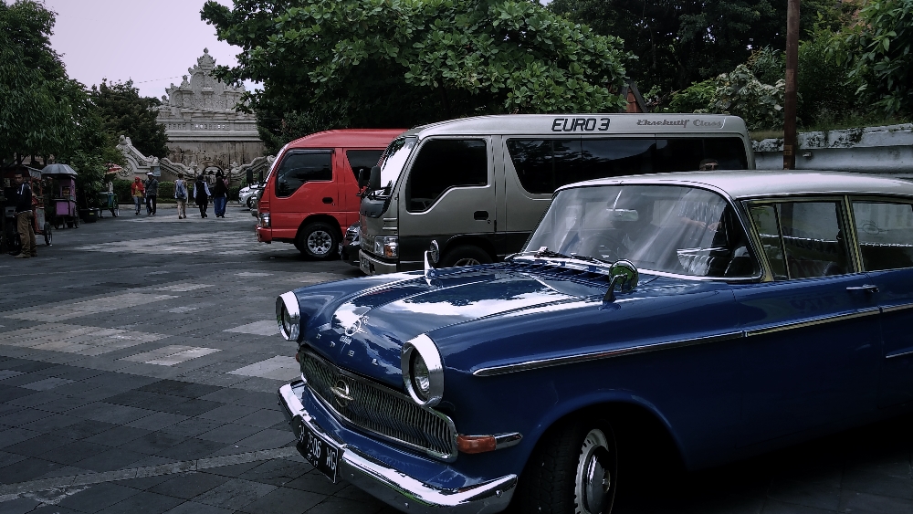 Opel Kapitan Citilink Classic Cars saat diparkir di depan pintu Masuk Tamansari (Foto: Bagus DR/GNFI)