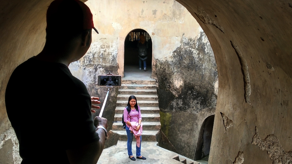 Pengunjung yang berfoto ria di Sumur Gumuling (Foto: Bagus DR/GNFI)