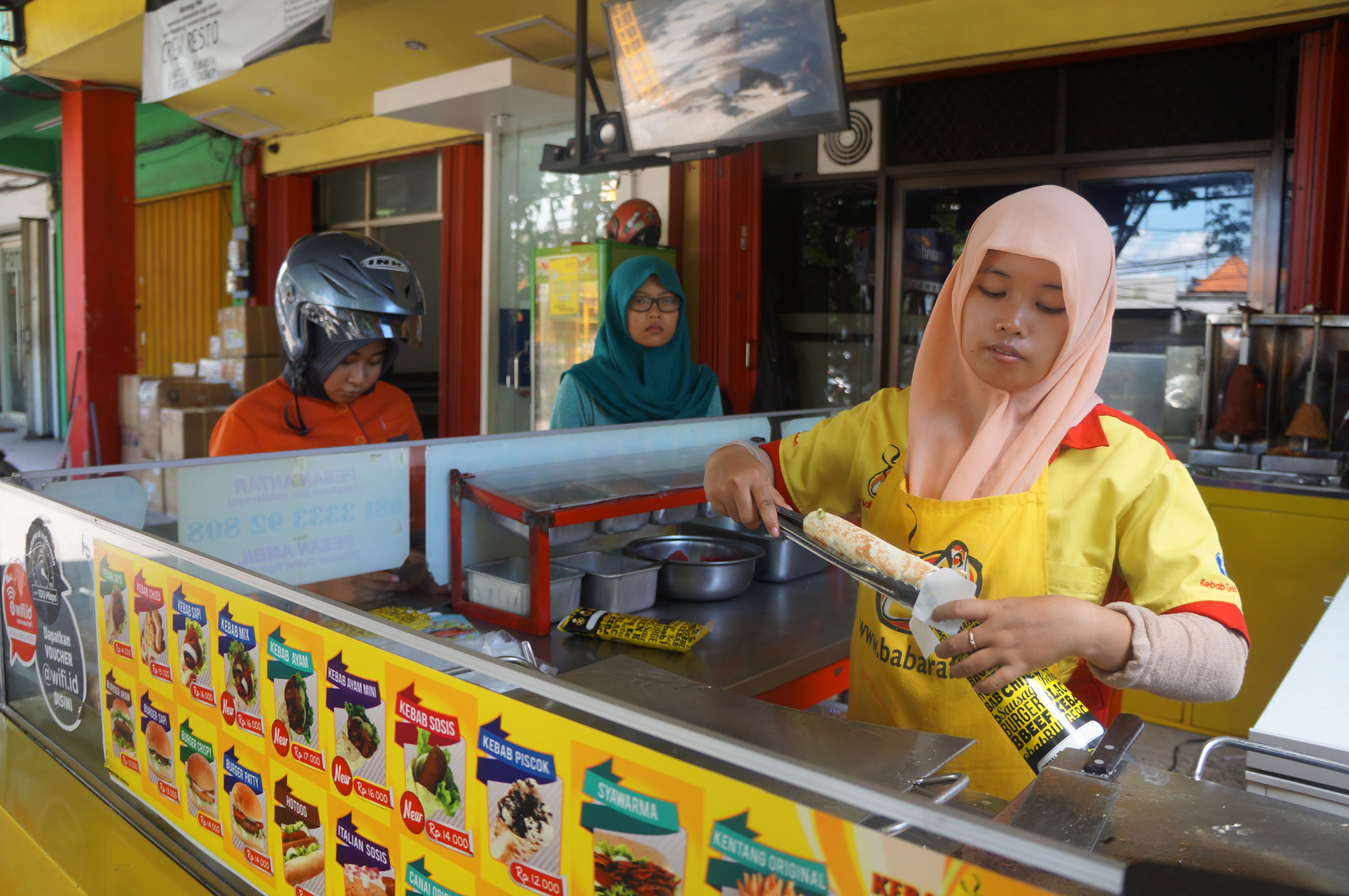 Pegawai Kebab Turki Baba Rafi Sedang melayani pembeli (dok. pribadi) 