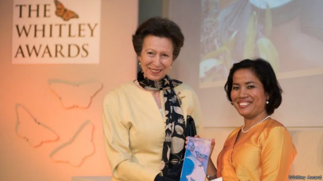 Putri Anne memberikan penghargaan kepada Hotlin Ompusunggu, WNI pertama yang dapat penghargaan utama.