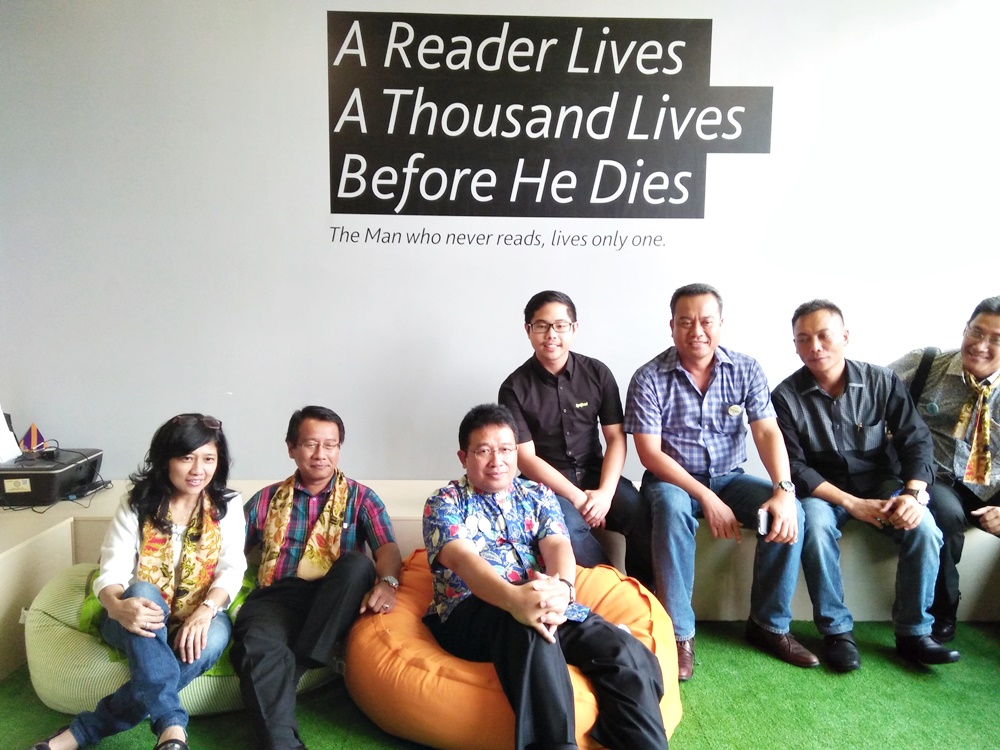 Bupati Bojonogoro, Kang Yoto, sedang berkumpul bersama investor di salah satu ruang Real Food