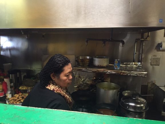 Tempat Bu Ena membuat masakan Indonesia di Restorannya (philadelphianeighborhoods.com)