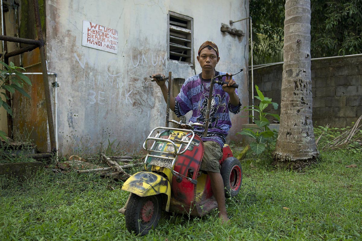 Bujir duduk di vespa modifikasi ekstrimnya pada 30 Juni 2013 di Cibeureum, sekitar 100 km ke arah barat dari Jakarta, Indonesia. (Ed Wray/Getty Images)