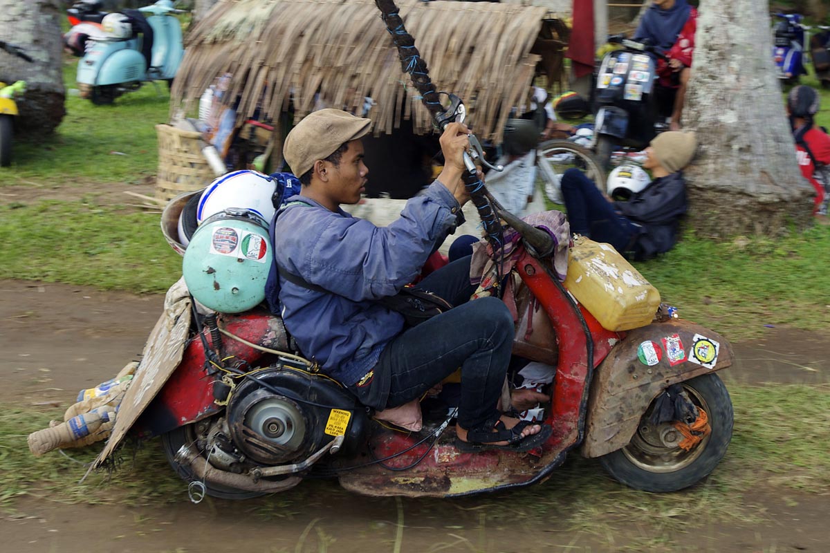 Botol minuman mineral di belakang... (Ed Wray/Getty Images)