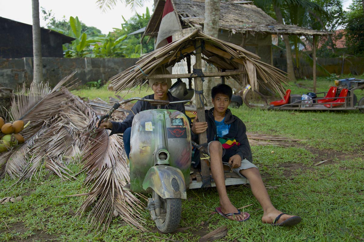 Beratap Daun kelapa pun..jadi (Ed Wray/Getty Images)