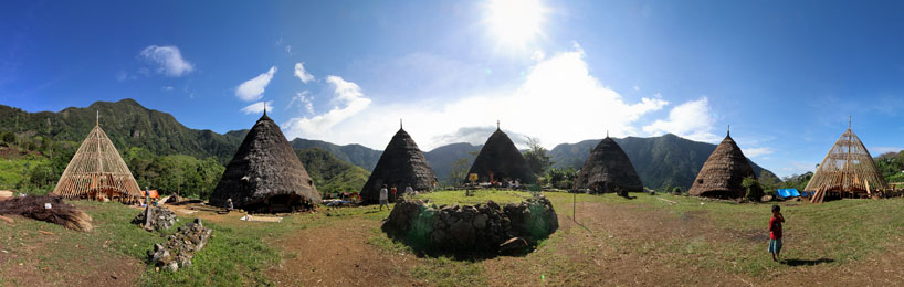 Panorama Proses Pembangunan Mbaru Niang Wae Rebo (Aga Khan Prize for Architecture/designboom.com)