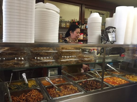 Berbagai macam pilihan lauk pauk Hardena Waroeng Surabaya (philadelphianeighborhoods.com)