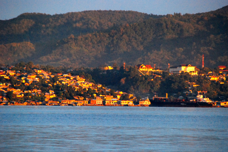 Ambon, pantai dan kota yang berbukit. Indah | skyscrapercity
