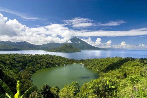 Pulau Tidore dan Pulau Maitara (foto: v2.garudamagazine.com)
