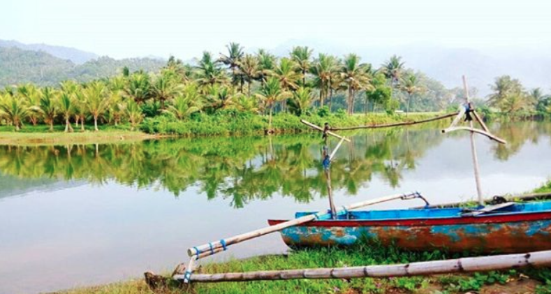 Perahu dan deretan pohon kelapa di kawasan Pantai Munjungan (foto: IG @dardiridardak via @ilovetrenggalek)